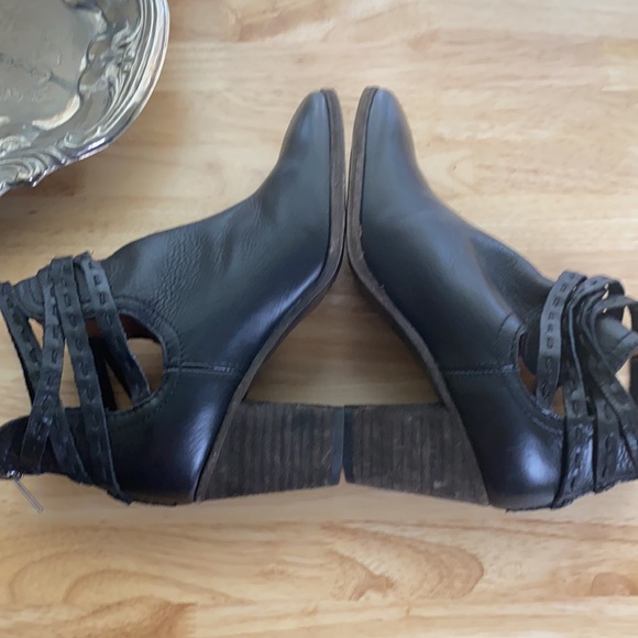 FRYE Strappy Chunky Heel Leather Booties with PickStitch accents Naomi Style - Picture 7 of 14